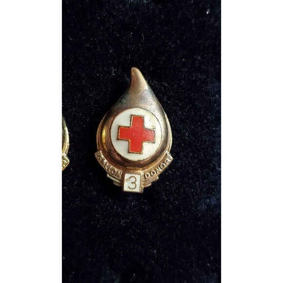 Vintage Red Cross Gold Tone & Red Teardrop 2 3 4 Gallon Blood Donor Pins Lot - Picture 6 of 9